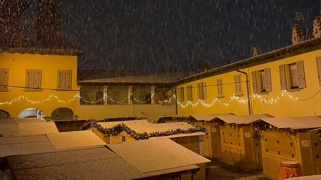 Tetti imbiancati a Clusone, nelle Bergamasca (Foto Facebook Turismo Pro Clusone TPC)