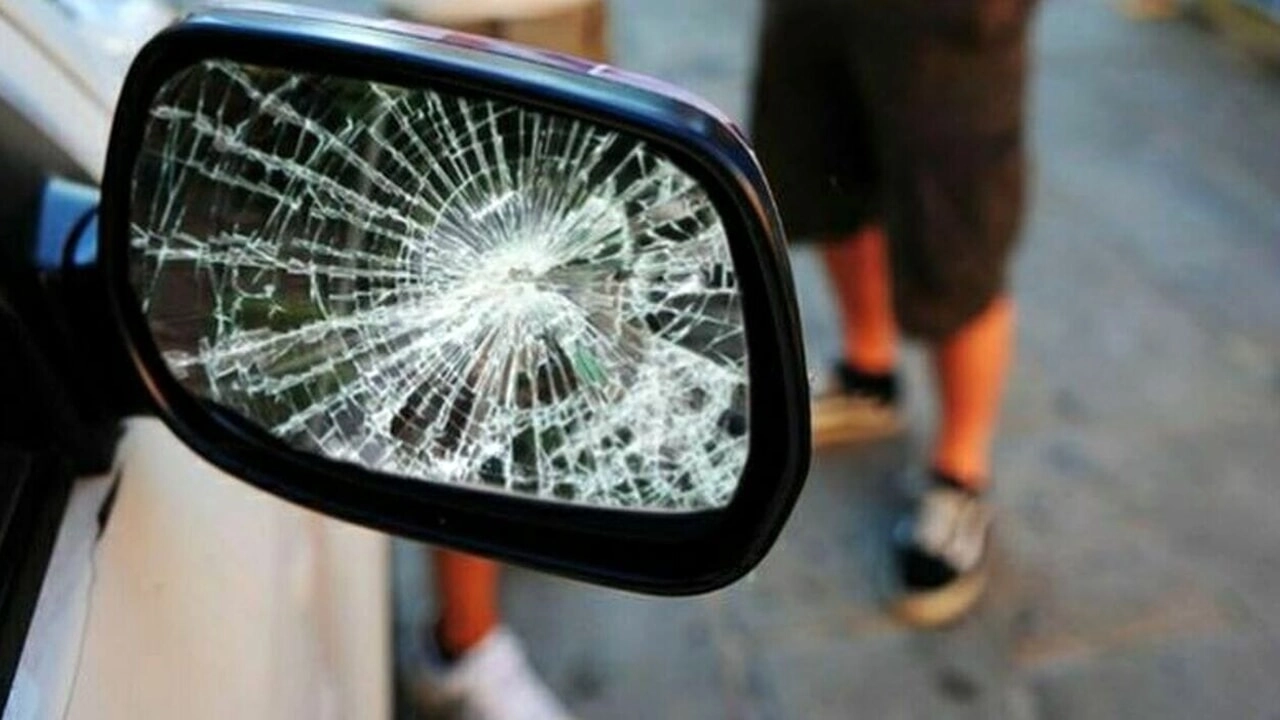 Arrestato il 21enne che voleva inscenare la truffa dello specchietto Arrestato il 21enne che voleva inscenare la truffa dello specchietto
