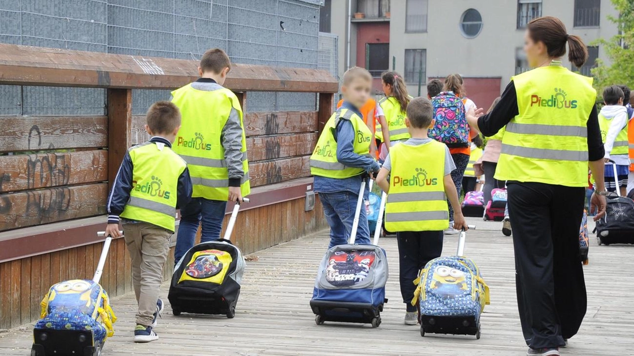 Zaino e vogila di camminare: da casa a scuola il tragitto è in compagnia