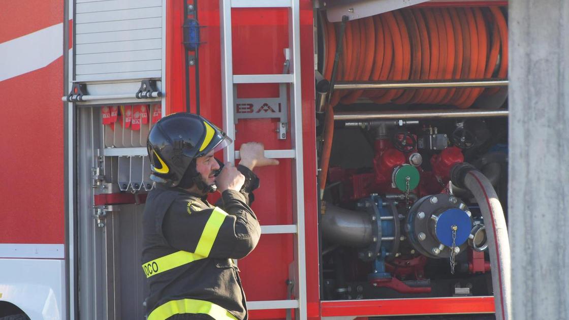 Rogo in un’azienda di vernici. Fumo, ma esclusi rischi ambientali Rogo in un’azienda di vernici. Fumo, ma esclusi rischi ambientali