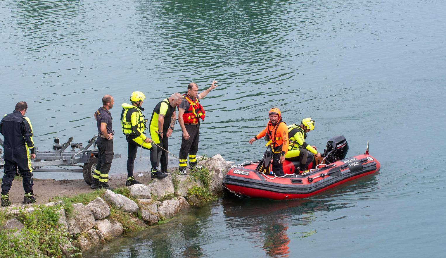 Si tuffa e viene inghiottito dalla corrente. Disperso un 12enne: ricerche in corso Si tuffa e viene inghiottito dalla corrente. Disperso un 12enne: ricerche in corso