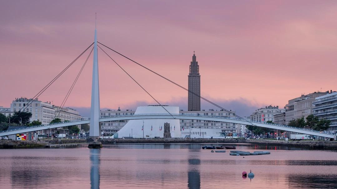 Celebrazioni per i 150 anni dell'Impressionismo in Normandia: Monet dipinse la cattedrale di Rouen e Le Havre, luoghi magici ora celebrati nei musei e trasformati in opere d'arte. Le città raccontano la storia, con la cattedrale di Rouen e le falesie di Etretat. Le Havre, moderna città portuale, offre uno skyline che ricorda Manhattan. La scogliera di Etretat si può ammirare dai giardini di Grivko, con una vista eccezionale e un tramonto infuocato a Sainte-Adresse. Celebrazioni per i 150 anni dell'Impressionismo in Normandia: Monet dipinse la cattedrale di Rouen e Le Havre, luoghi magici ora celebrati nei musei e trasformati in opere d'arte. Le città raccontano la storia, con la cattedrale di Rouen e le falesie di Etretat. Le Havre, moderna città portuale, offre uno skyline che ricorda Manhattan. La scogliera di Etretat si può ammirare dai giardini di Grivko, con una vista eccezionale e un tramonto infuocato a Sainte-Adresse.