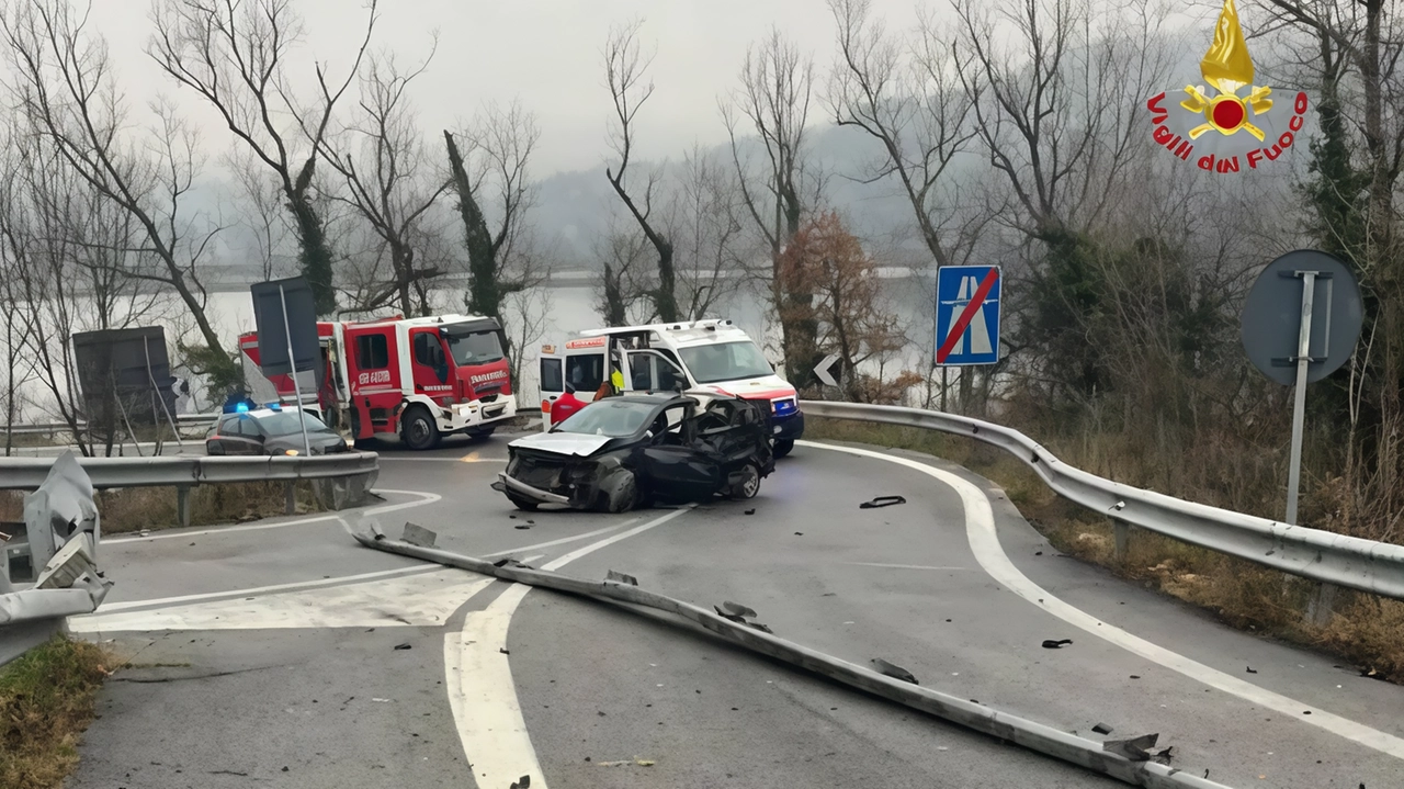 L’incidente è avvenuto a uno svincolo Sul posto il 118, vigili del fuoco e la polizia stradale che dovrà ricostruire l’accaduto L’incidente è avvenuto a uno svincolo Sul posto il 118, vigili del fuoco e la polizia stradale che dovrà ricostruire l’accaduto