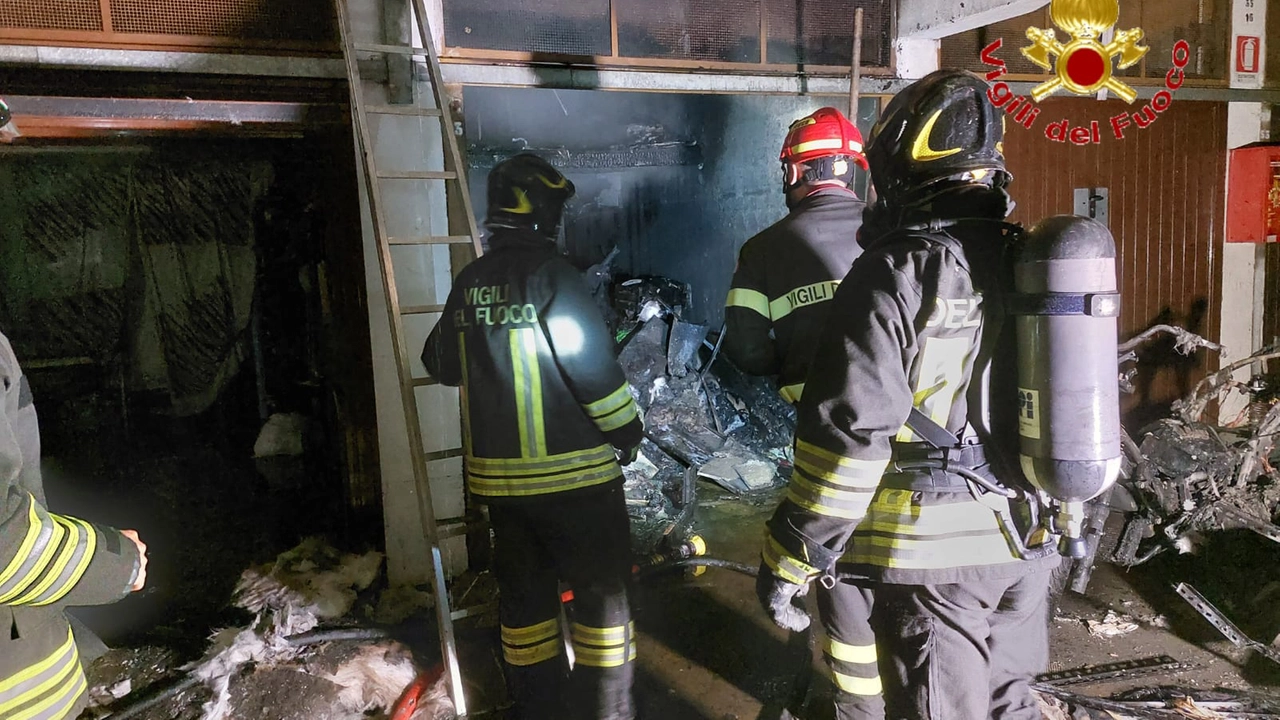 Como, l'incendio nel box del condominio di via Venturino Como, l'incendio nel box del condominio di via Venturino