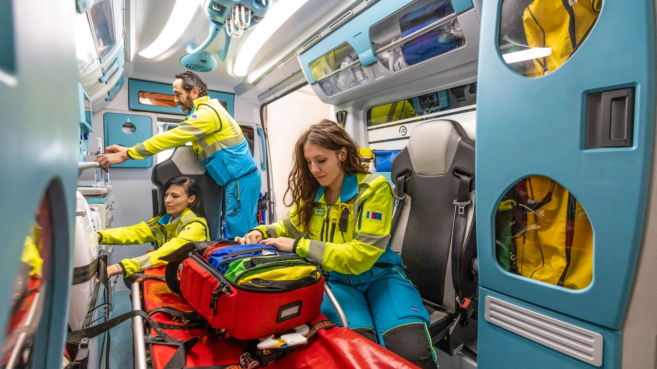 L'operaio è stato trasportato in ospedale a Pavia in codice giallo L'operaio è stato trasportato in ospedale a Pavia in codice giallo