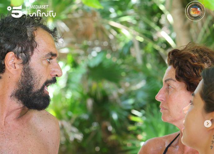 cristina plevani scontro con dino giarrusso all isola dei famosi e il commento di mario adinolfi