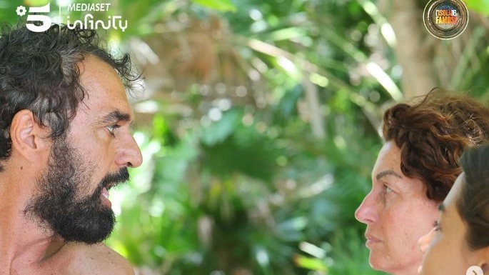 Dino Giarrusso e Cristina Plevani all'Isola dei Famosi (Foto profilo Instagram Isola dei Famosi, Mediaset) Dino Giarrusso e Cristina Plevani all'Isola dei Famosi (Foto profilo Instagram Isola dei Famosi, Mediaset)
