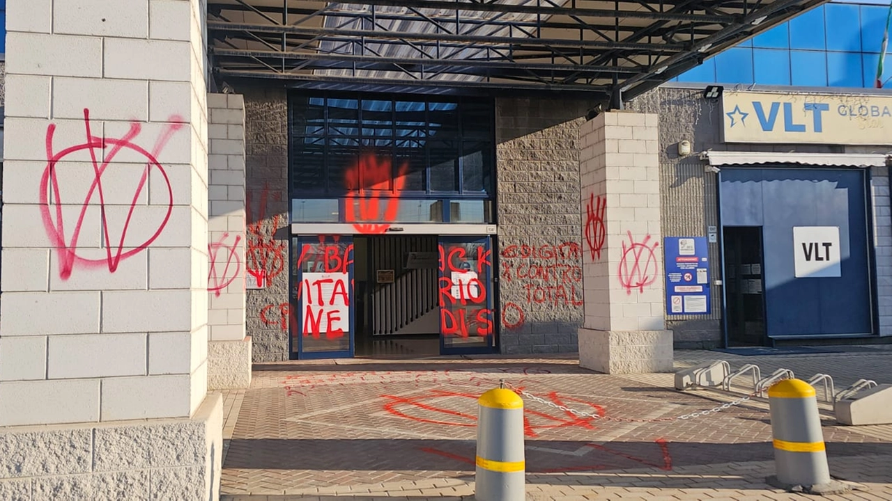Le scritte no vax apparse nel centro di Montichiari Le scritte no vax apparse nel centro di Montichiari