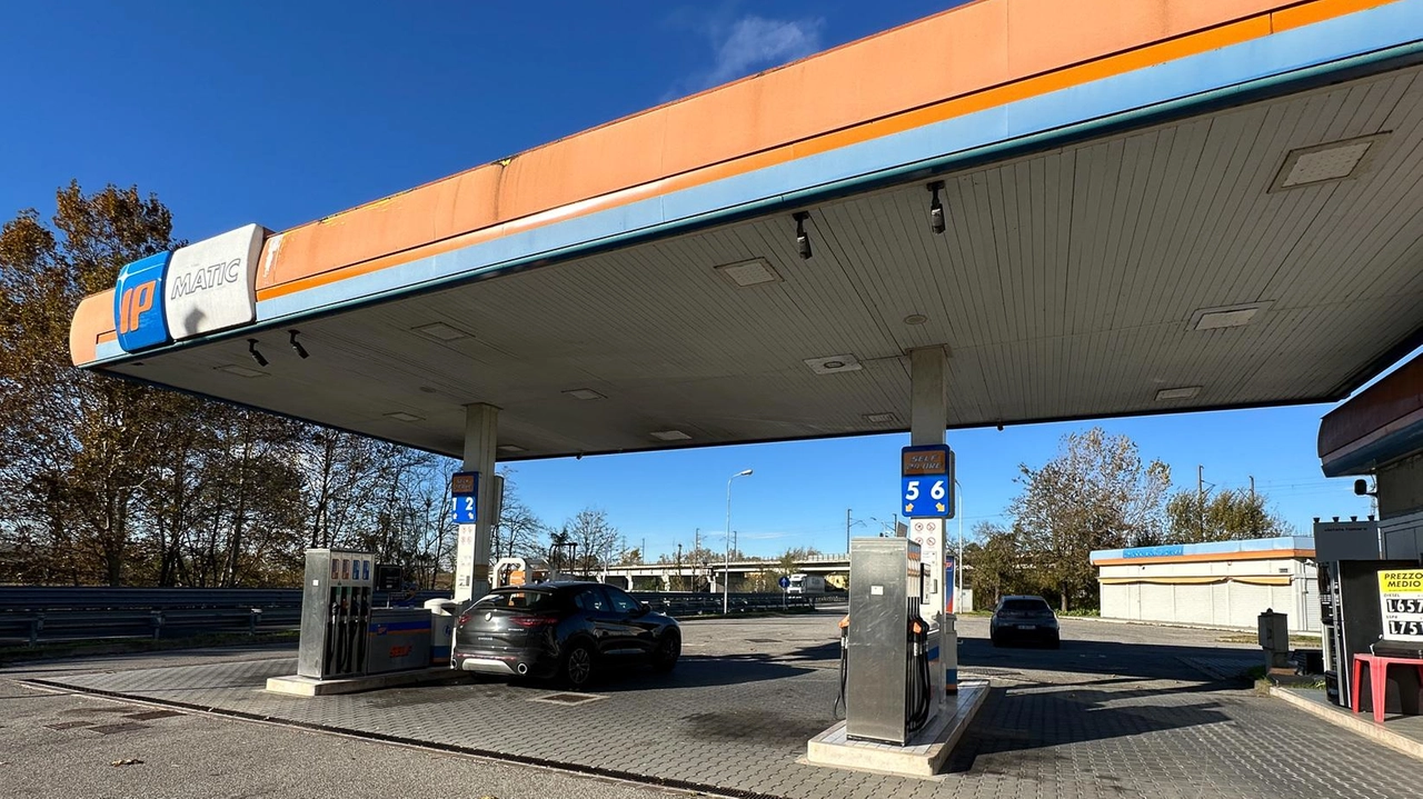La banda del flessibile tenta di saccheggiare un distributore di carburante a Fombio, ma fallisce. Le forze dell'ordine indagano per identificare i responsabili. La banda del flessibile tenta di saccheggiare un distributore di carburante a Fombio, ma fallisce. Le forze dell'ordine indagano per identificare i responsabili.