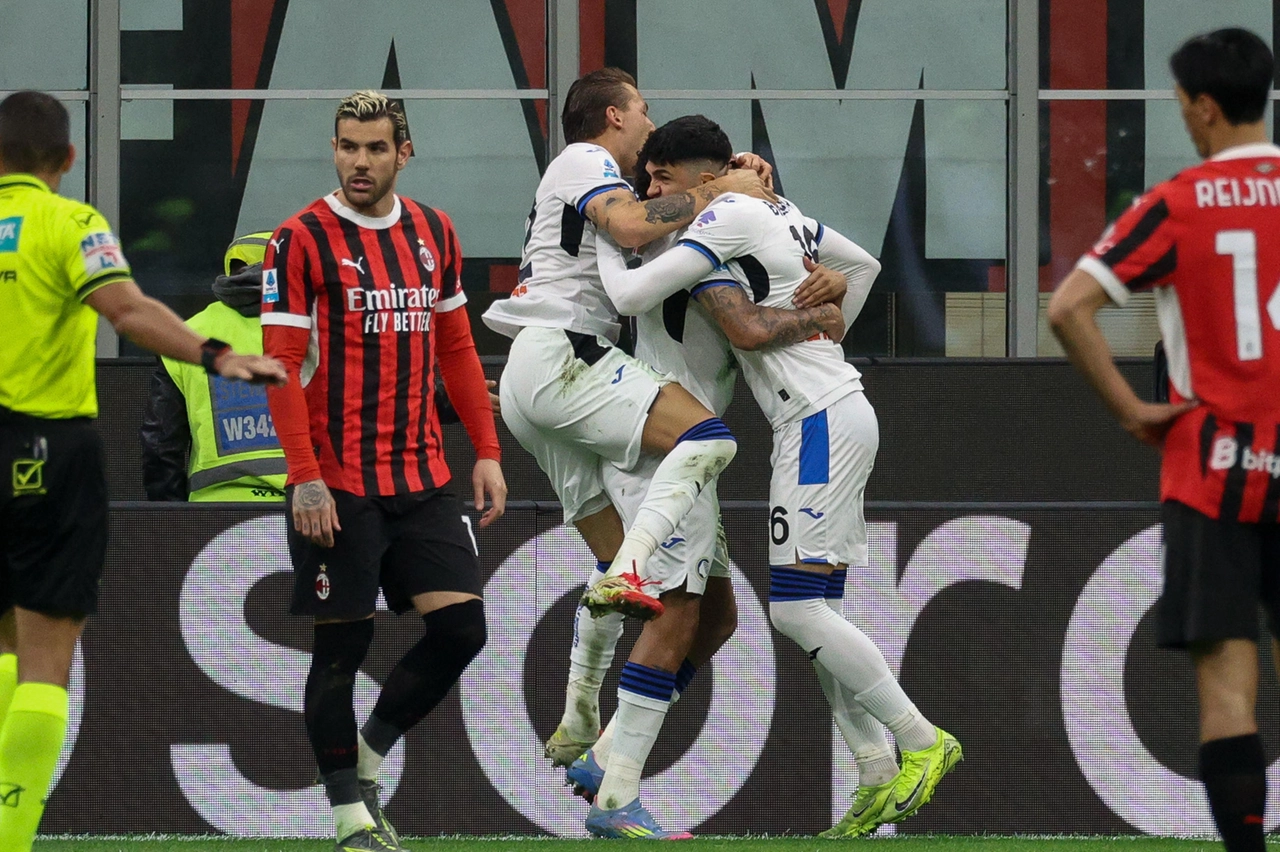 La delusione di Theo Hernandez dopo il gol segnato da Ederson, e l'esultanza dei giocatori dell'Atalanta