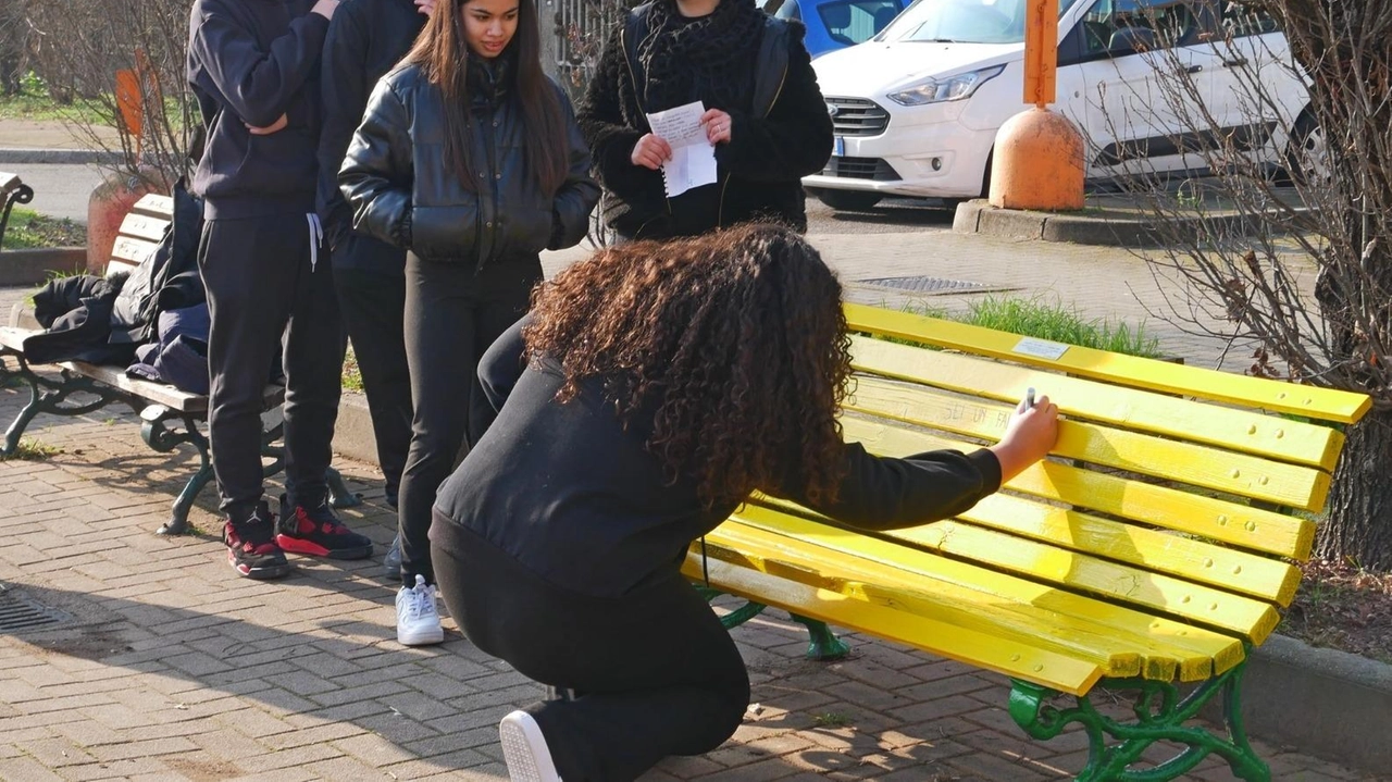 L’inaugurazione della Panchina Gialla in piazza a Canegrate per la lotta a ogni forma di bullismo L’inaugurazione della Panchina Gialla in piazza a Canegrate per la lotta a ogni forma di bullismo
