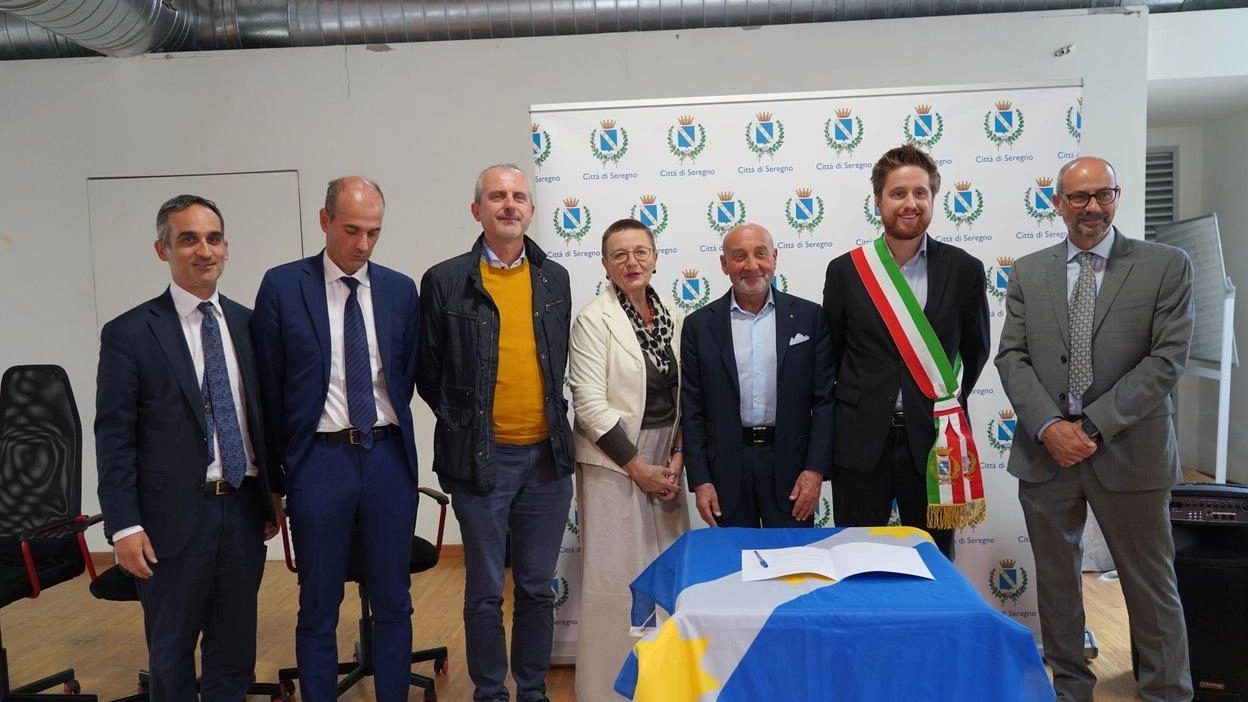 Il sindaco Alberto Rossi col presidente della Provincia Luca Santambrogio e i responsabili delle fondazioni per i nuovi Its Il sindaco Alberto Rossi col presidente della Provincia Luca Santambrogio e i responsabili delle fondazioni per i nuovi Its