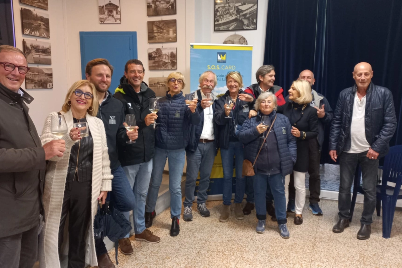 Brindisi nella sala Fioschi della Canottieri Lecco