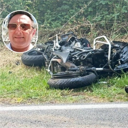 Adro dà l’ultimo saluto a Edoardo Vezzoli. Era ubriaca la conducente che ha travolto la sua moto: è indagata per omicidio stradale