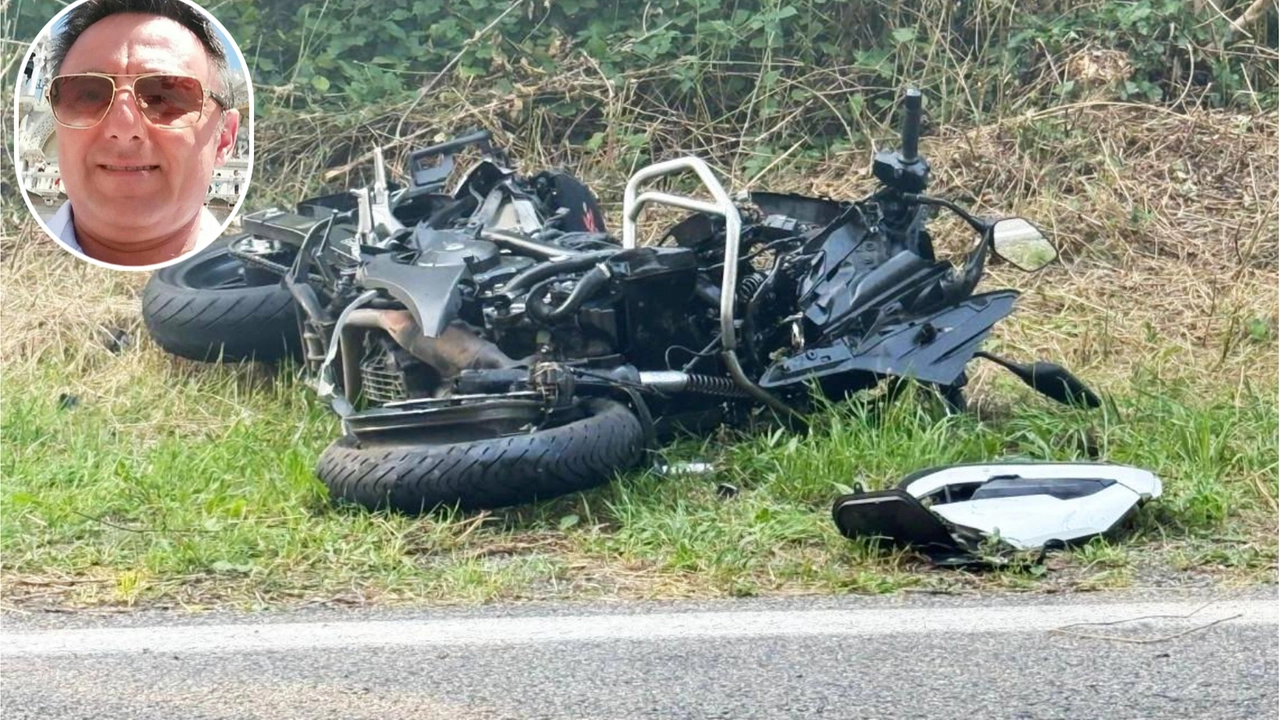 La moto distrutta dopo l'impatto. Nel riquadro la vittima, Edoardo Vezzoli La moto distrutta dopo l'impatto. Nel riquadro la vittima, Edoardo Vezzoli