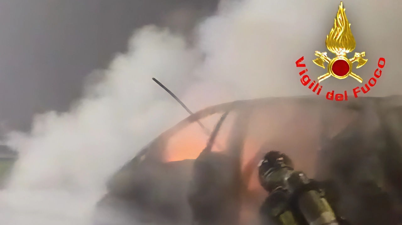 Auto in fiamme a Caselle Lurani: conducente intossicata ma salva. Incendi anche a Maleo e incidente in moto a Lodi, con una ragazza ferita. Emergenze gestite dai soccorsi. Auto in fiamme a Caselle Lurani: conducente intossicata ma salva. Incendi anche a Maleo e incidente in moto a Lodi, con una ragazza ferita. Emergenze gestite dai soccorsi.
