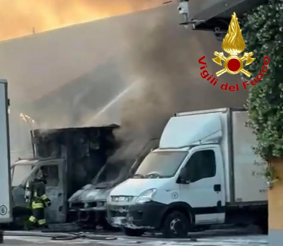 Cornegliano Laudense, si incendia il furgone e le fiamme attaccano un capannone