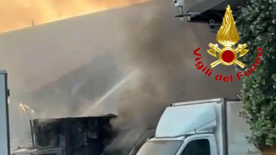 L'incendio del veicolo ha presto interessato anche parte del tetto del capannone