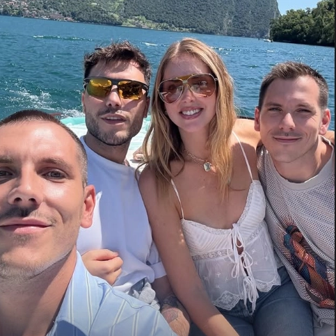 Chiara Ferragni insieme ad alcuni amici sul lago d'Iseo (Foto profilo Instagram)