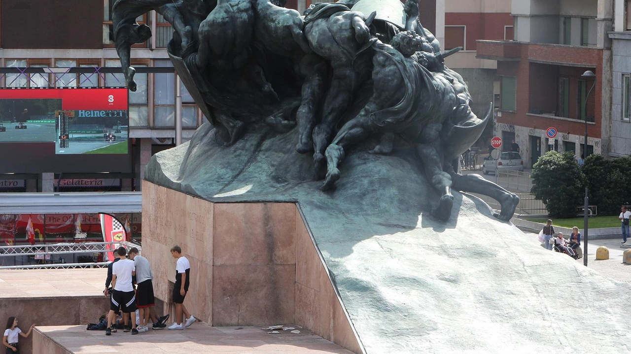Il Monumento ai Caduti in piazza Trento e Trieste è da tempo oggetto di comportamenti scorretti e atti vandalici