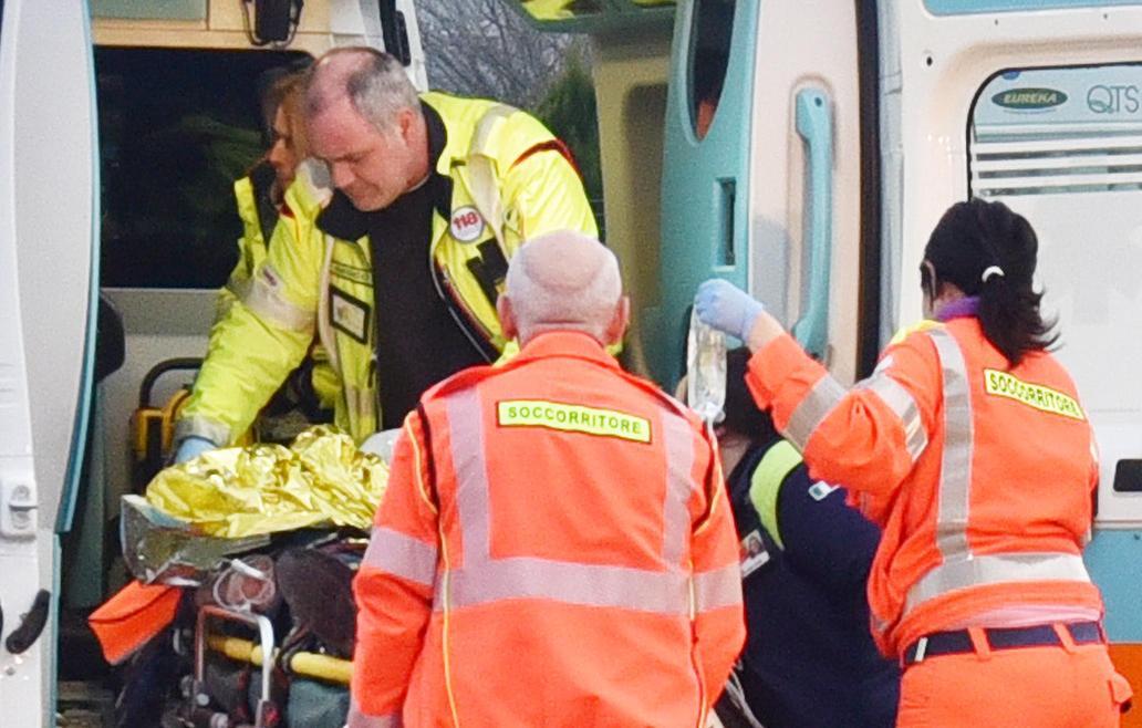 malore durante la messa maresciallo dei carabinieri salva un anziano