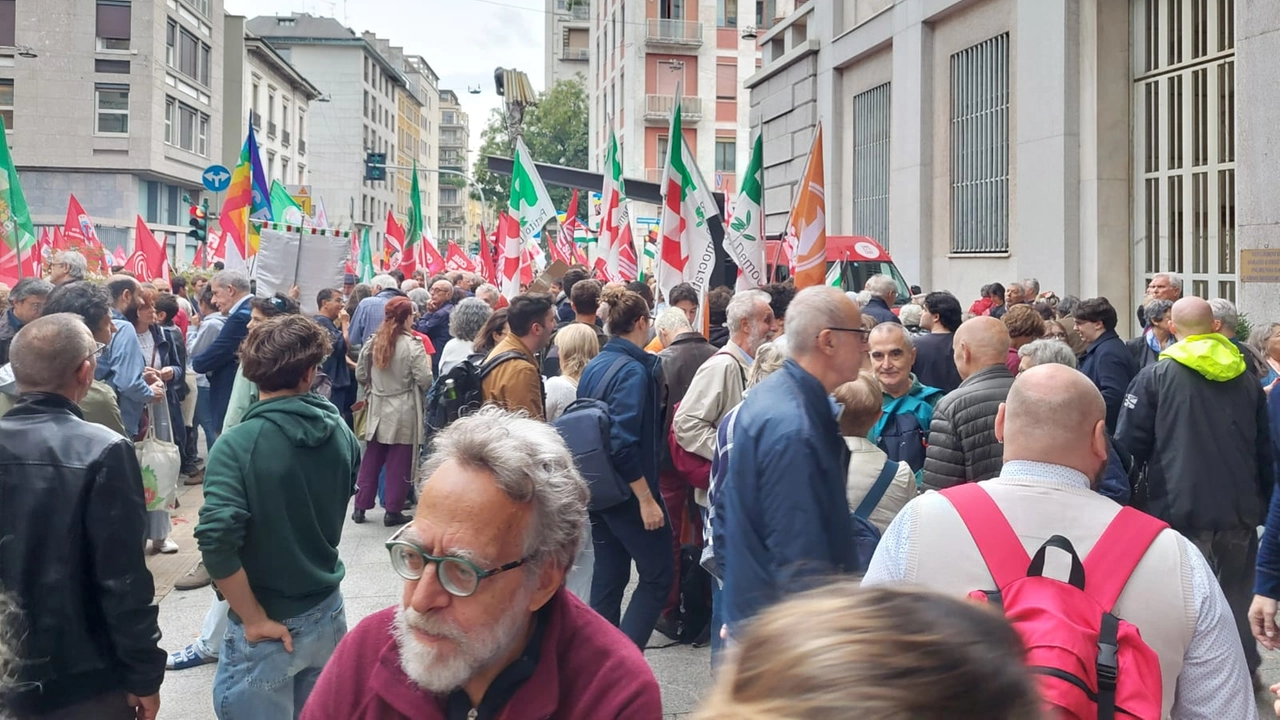 I manifestanti davanti alla Prefettura di Milano I manifestanti davanti alla Prefettura di Milano