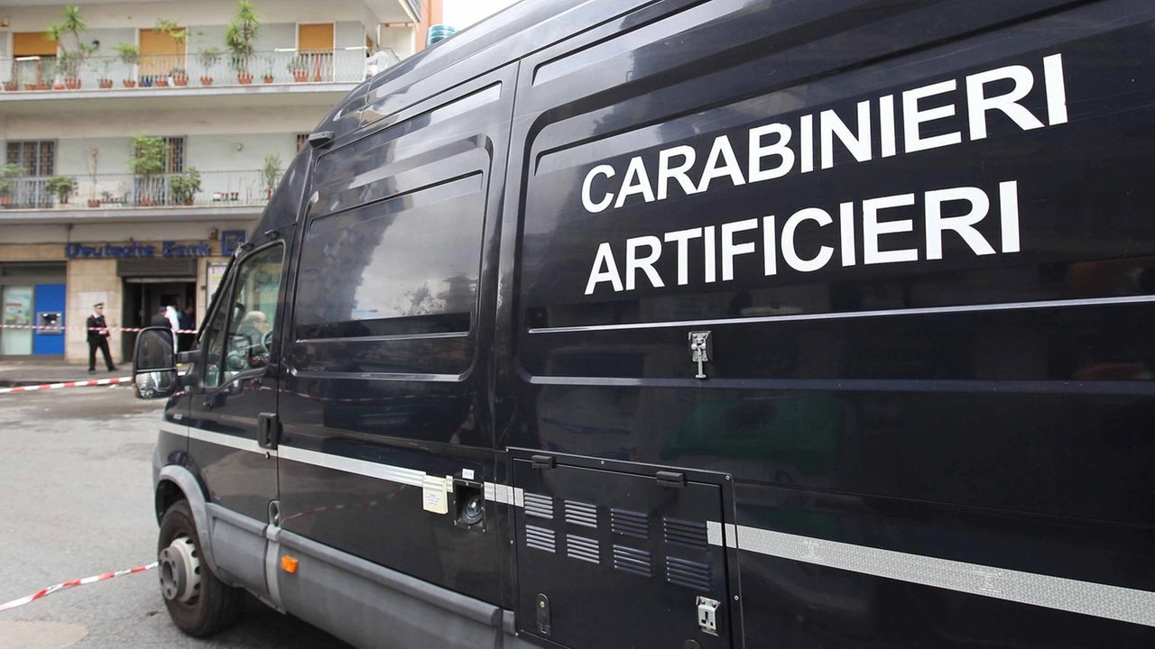 Sul posto sono intervenuti gli artificieri dei carabinieri (Archivio) Sul posto sono intervenuti gli artificieri dei carabinieri (Archivio)