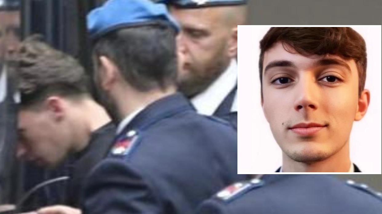 Jacopo De Simone all'arrivo all'interrogatorio di garanzia davanti al gip. Nel riquadro la vittima, Riccardo Claris Jacopo De Simone all'arrivo all'interrogatorio di garanzia davanti al gip. Nel riquadro la vittima, Riccardo Claris