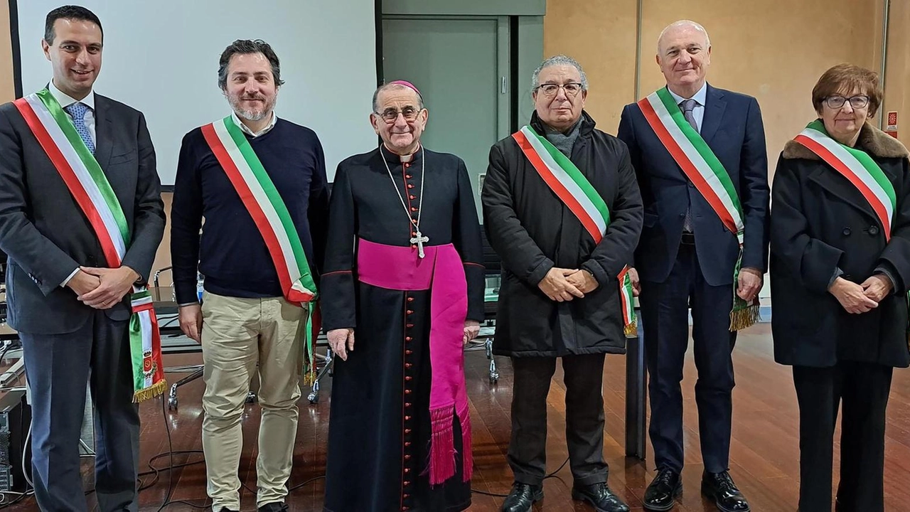 Da sinistra Andrea Orlandi, Fabio Rubagotti, Mario Delpini, Antonino Abbate, Alberto Landonio e l’assessore Rosalba Locati Da sinistra Andrea Orlandi, Fabio Rubagotti, Mario Delpini, Antonino Abbate, Alberto Landonio e l’assessore Rosalba Locati