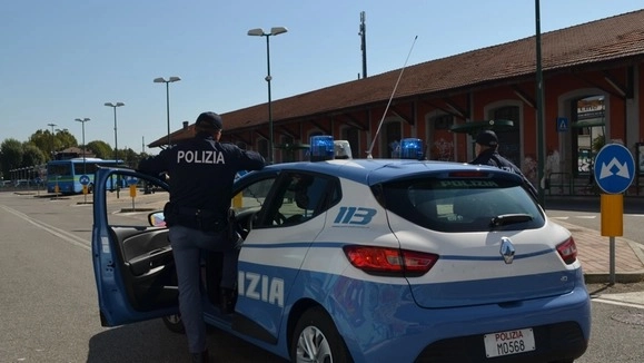 Polizia alla stazione (Archivio) Polizia alla stazione (Archivio)