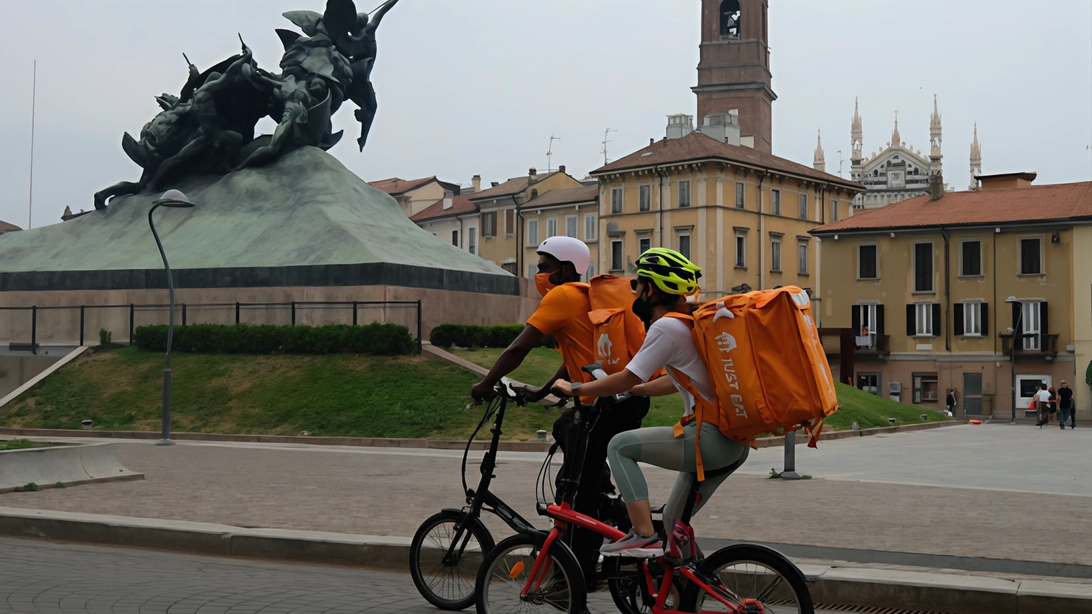 Corso per insegnare le novità del Codice della Strada agli addetti alle consegne a domicilio, scelti i primi 20. Obiettivo evitare o ridurre al minimo gli incidenti: "Bisogna scoraggiare chi guida con il telefono cellulare". Corso per insegnare le novità del Codice della Strada agli addetti alle consegne a domicilio, scelti i primi 20. Obiettivo evitare o ridurre al minimo gli incidenti: "Bisogna scoraggiare chi guida con il telefono cellulare".