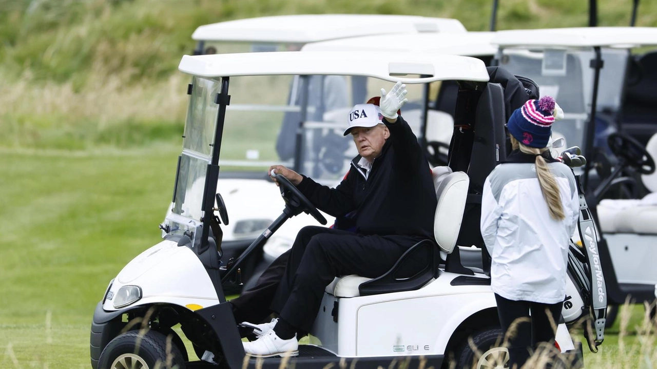 Il caddy gli sposta la palla, bufera di critiche
