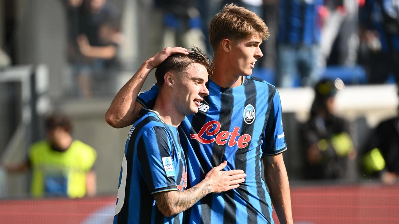 Charles De Ketelaere, a destra, abbraccia Nicola Zalewski, autore della quarta rete atalantina ieri contro il Lecce