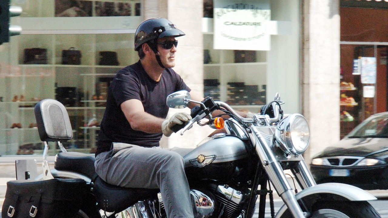 George Clooney con la sua moto sulle strade del Lario