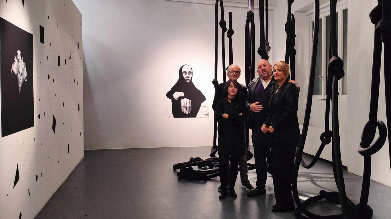 Il curatore della mostra Davide Di Maggio con le artiste Nerina Toci Julia Bornefeld e il gallerista Maurizio Caldirola Il curatore della mostra Davide Di Maggio con le artiste Nerina Toci Julia Bornefeld e il gallerista Maurizio Caldirola