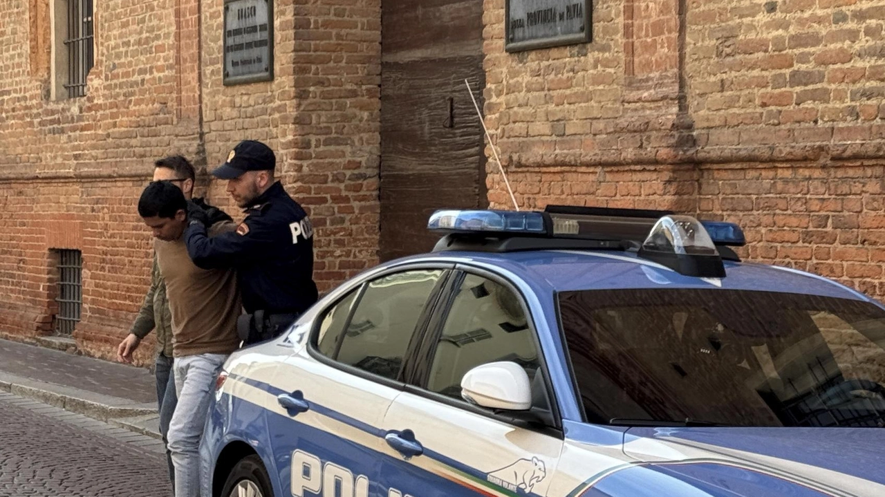 Uno degli arrestati scortato dai poliziotti per l’udienza di convalida in tribunale Al momento non sono accusati dei precedenti raid compiuti in città