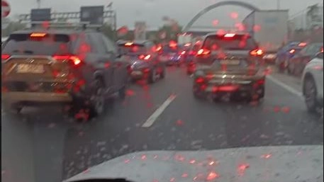 Le auto in coda verso il polo fieristico di Rho Le auto in coda verso il polo fieristico di Rho