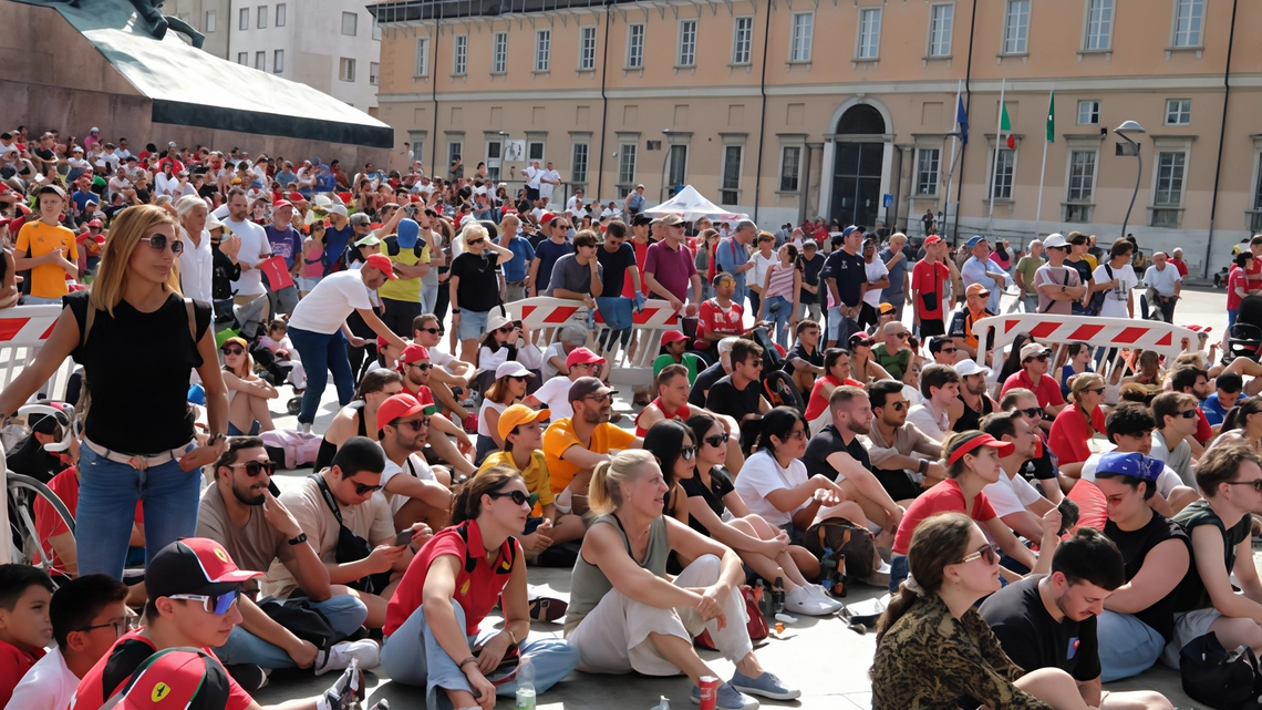 Il popolo meno vip del Gran premio. Il maxischermo in piazza fa il pieno. . Il popolo meno vip del Gran premio. Il maxischermo in piazza fa il pieno. .