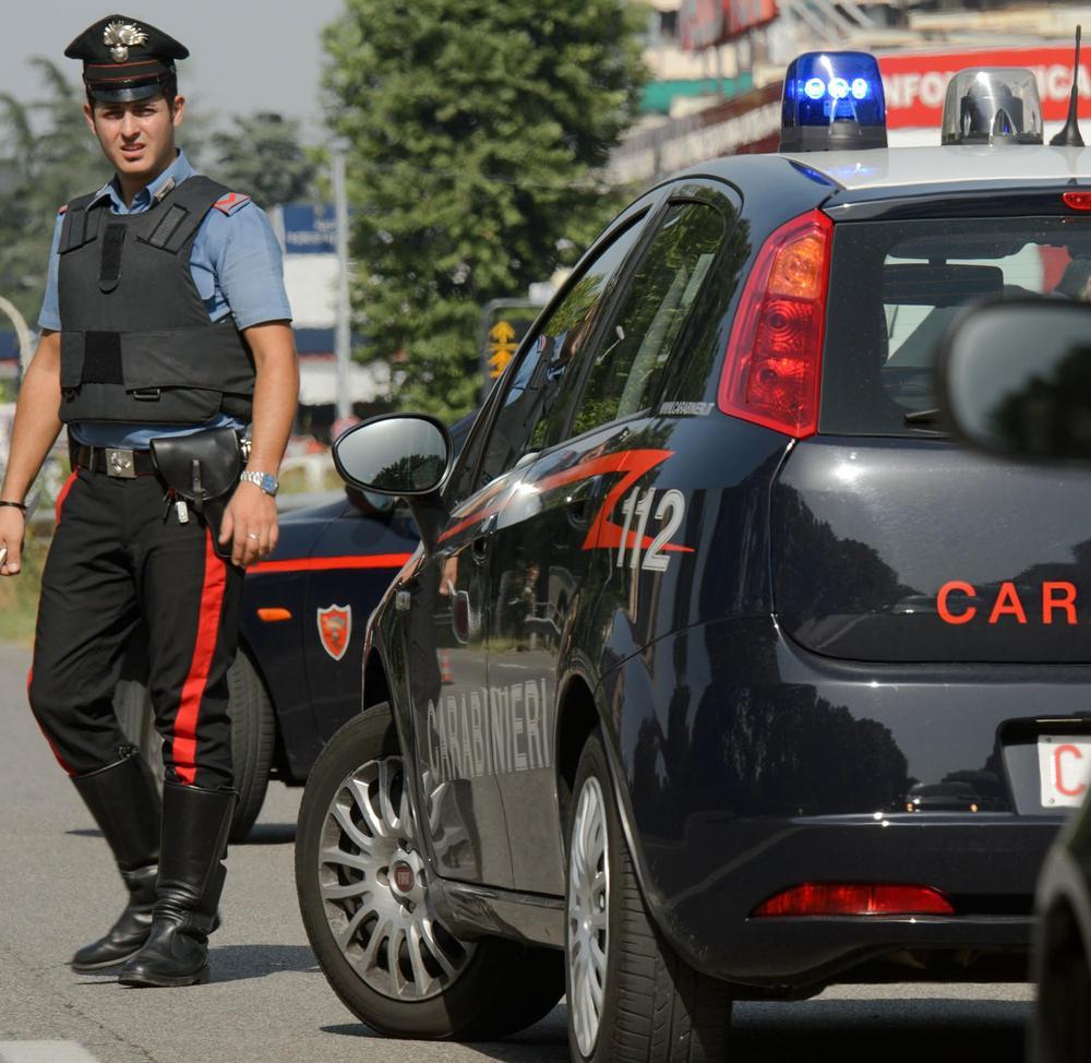 coltello in mano e volto coperto rapina un negozio preso un 18enne