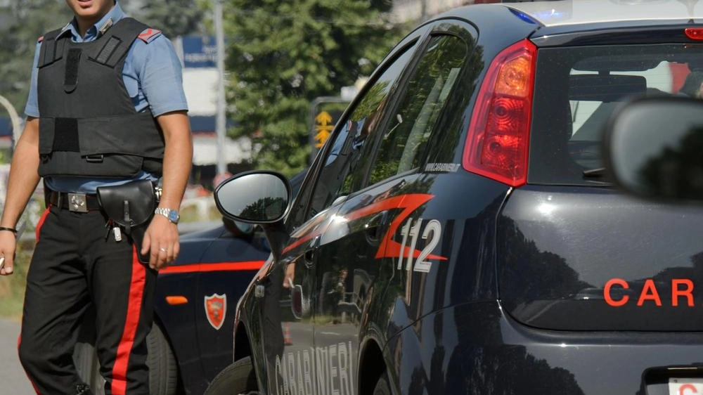 Con il volto coperto da una bandana e un coltello in mano era entrato nel negozio, aveva minacciato la... Con il volto coperto da una bandana e un coltello in mano era entrato nel negozio, aveva minacciato la...