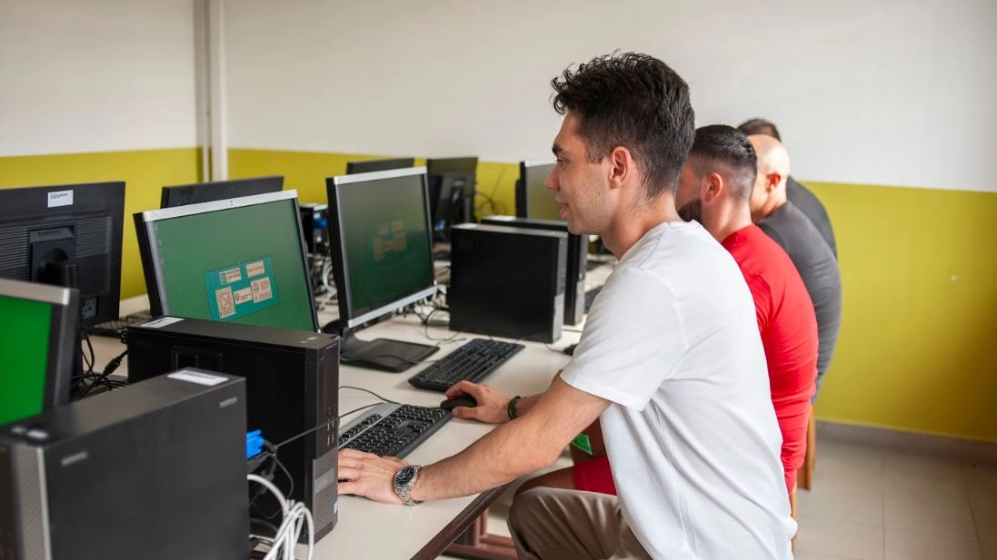 Un'aula con computer per collegarsi alle lezioni Un'aula con computer per collegarsi alle lezioni