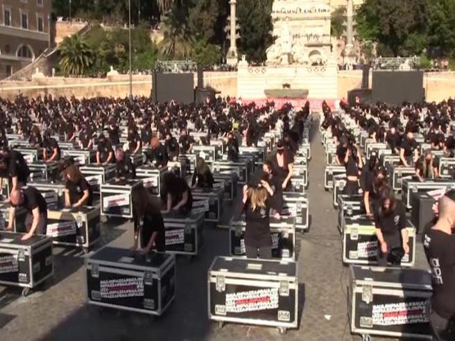 Lavoratori dello spettacolo isolati e sotto ricatto: “A rischio di molestie” Lavoratori dello spettacolo isolati e sotto ricatto: “A rischio di molestie”
