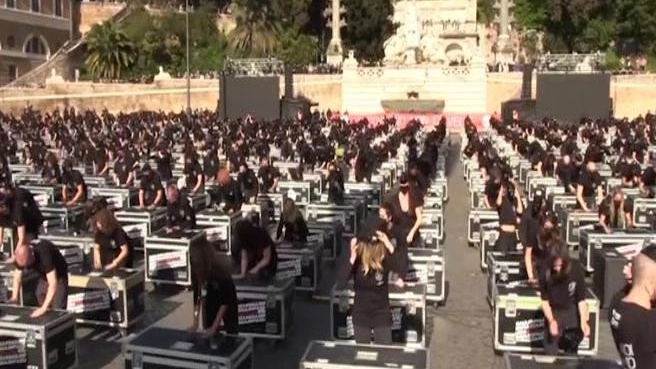 La protesta dei lavoratori dello spettacolo ai tempi della pandemia per la mancanza di sostegni al settore