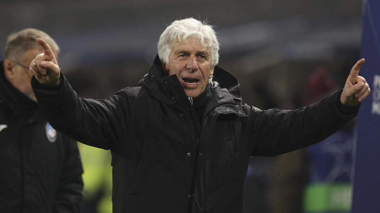 Gian Piero Gasperini saluta i tifosi del Gewiss dopo la sconfitta contro il Real Madrid: i sostenitori atalantini hanno ringraziato e applaudito squadra e tecnico Gian Piero Gasperini saluta i tifosi del Gewiss dopo la sconfitta contro il Real Madrid: i sostenitori atalantini hanno ringraziato e applaudito squadra e tecnico