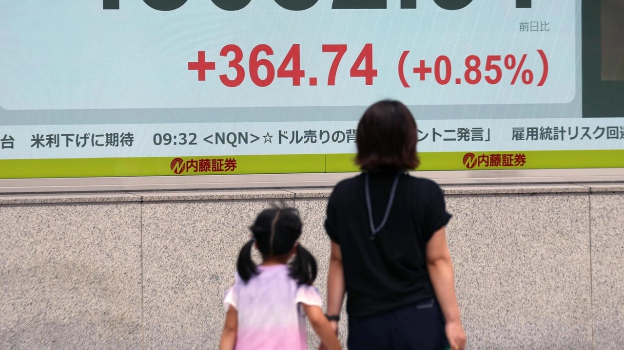 Per la prima volta sopra quota 43mila. Segue rally Wall Street Per la prima volta sopra quota 43mila. Segue rally Wall Street