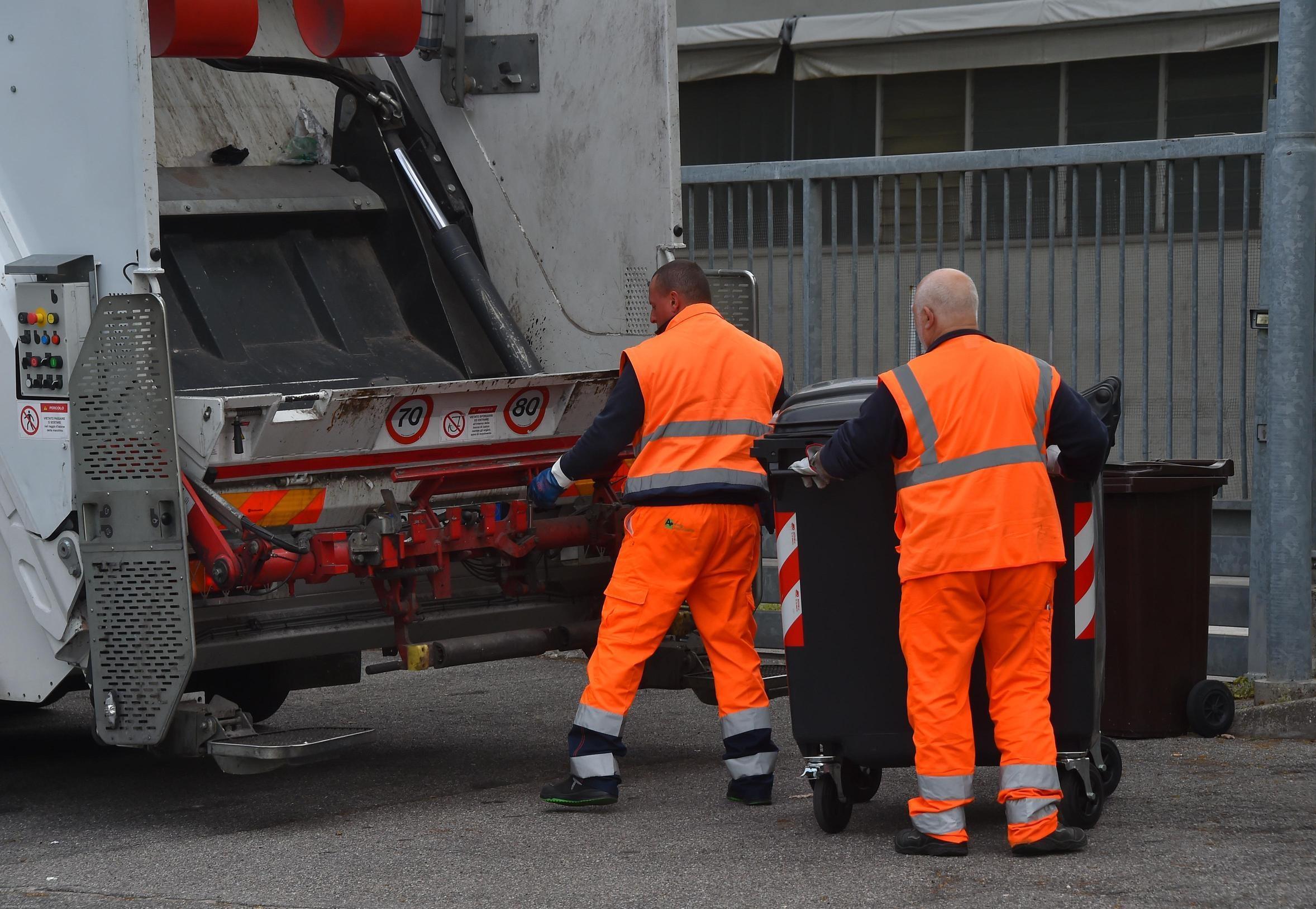 legnano i lavoratori ala minacciano lo sciopero raccolta rifiuti a rischio in 19 comuni