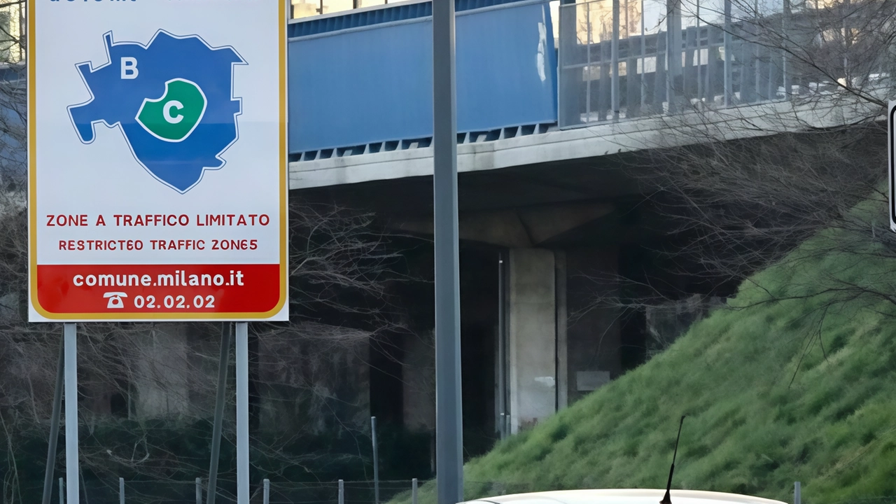 Un cartello stradale ai confini della città che indica l’Area B e l’Area C