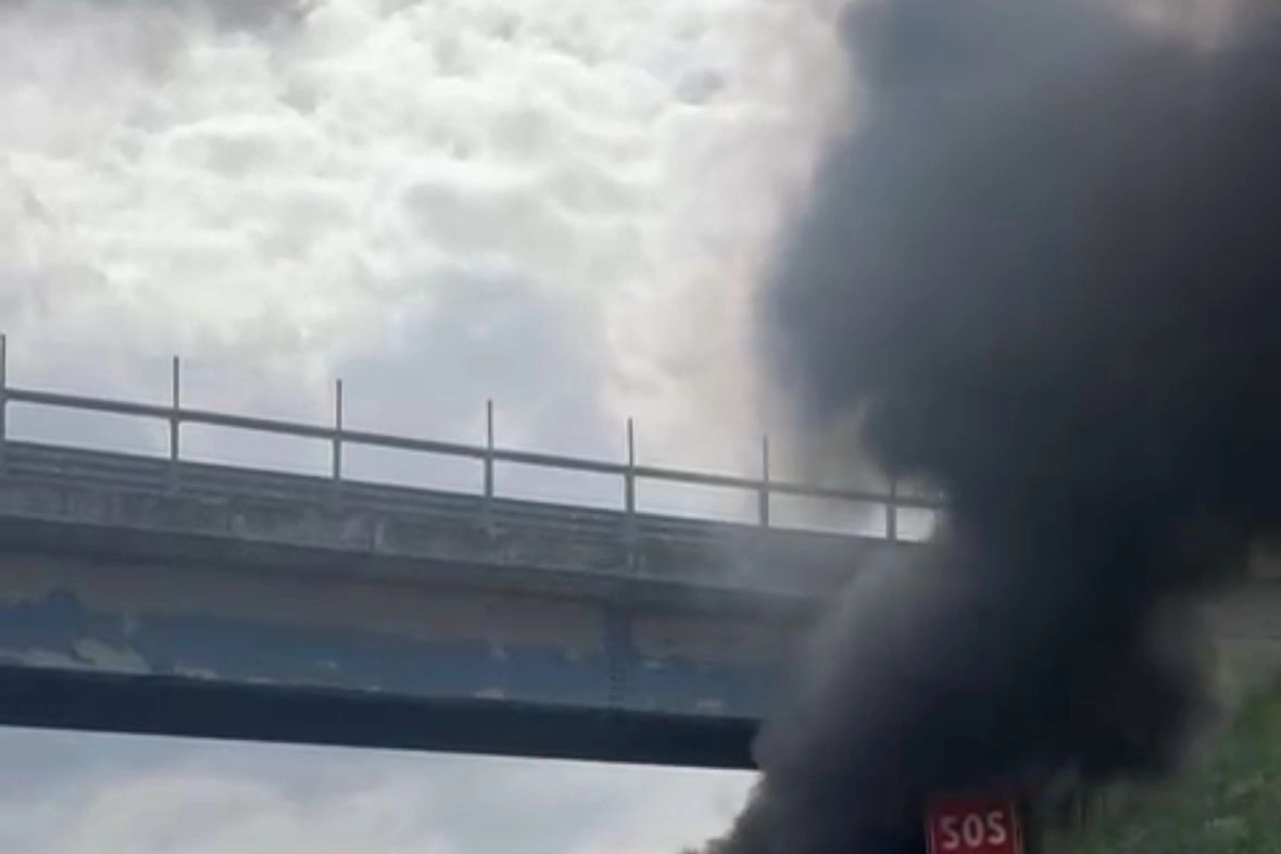 Il rogo dell'auto in autostrada a Pieve Fissiraga
