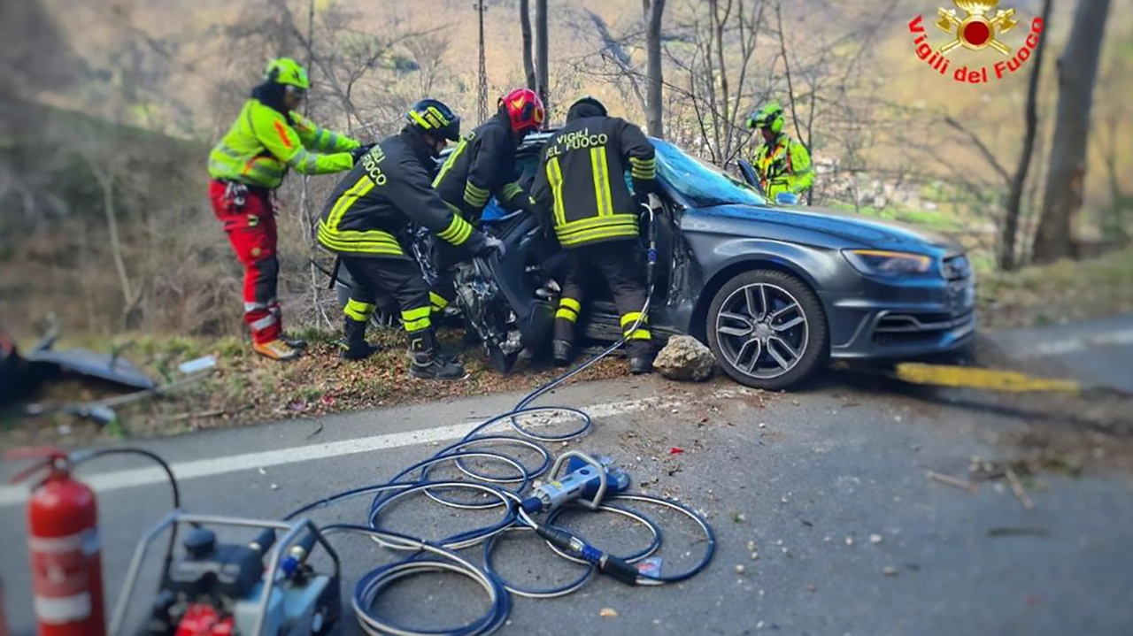 L'auto in bilico dopo l'incidente avvenuto sulla Provinciale 65 L'auto in bilico dopo l'incidente avvenuto sulla Provinciale 65