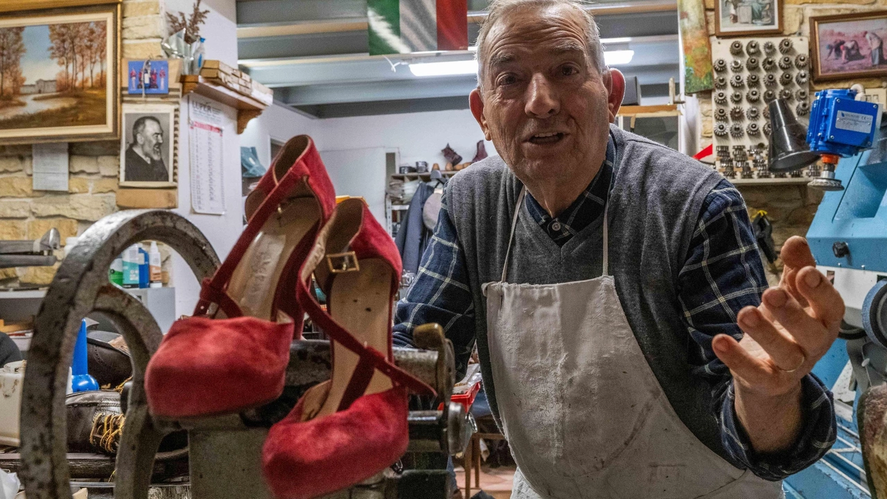 A Milano, il calzolaio Antonio Ficocelli, 88 anni, lancia un appello alle istituzioni per salvare l'arte scomparsa dei calzolai. A Milano, il calzolaio Antonio Ficocelli, 88 anni, lancia un appello alle istituzioni per salvare l'arte scomparsa dei calzolai.
